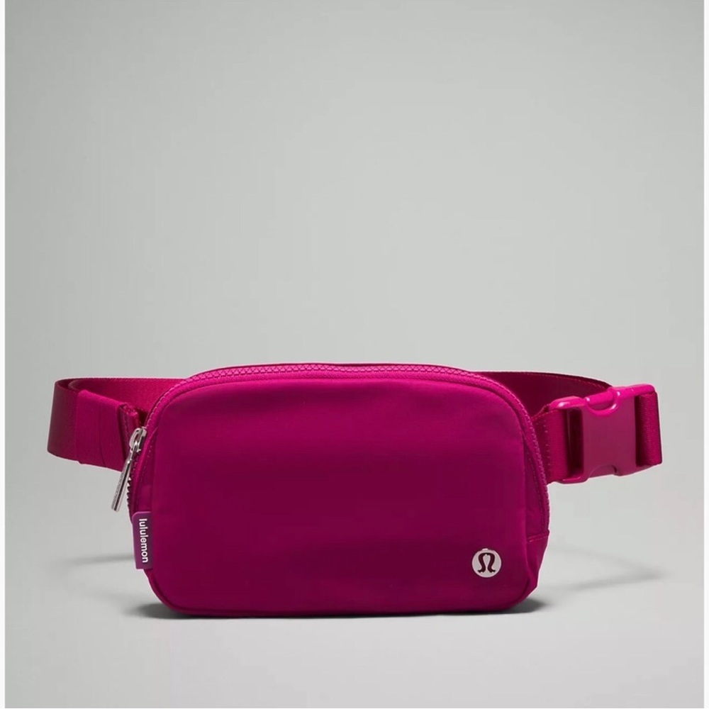 Lululemon everywhere belt bag in wild berry